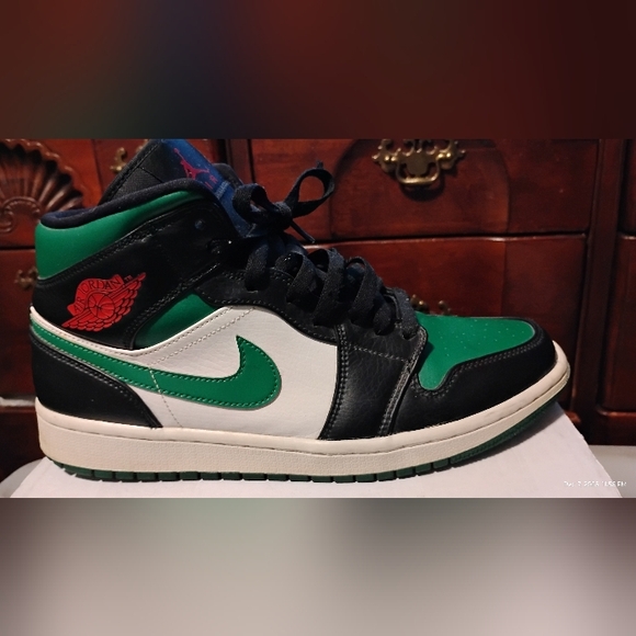 Air Jordan Black and Green Sneakers Excellent condition Size 9.5 Mens - Picture 3 of 4